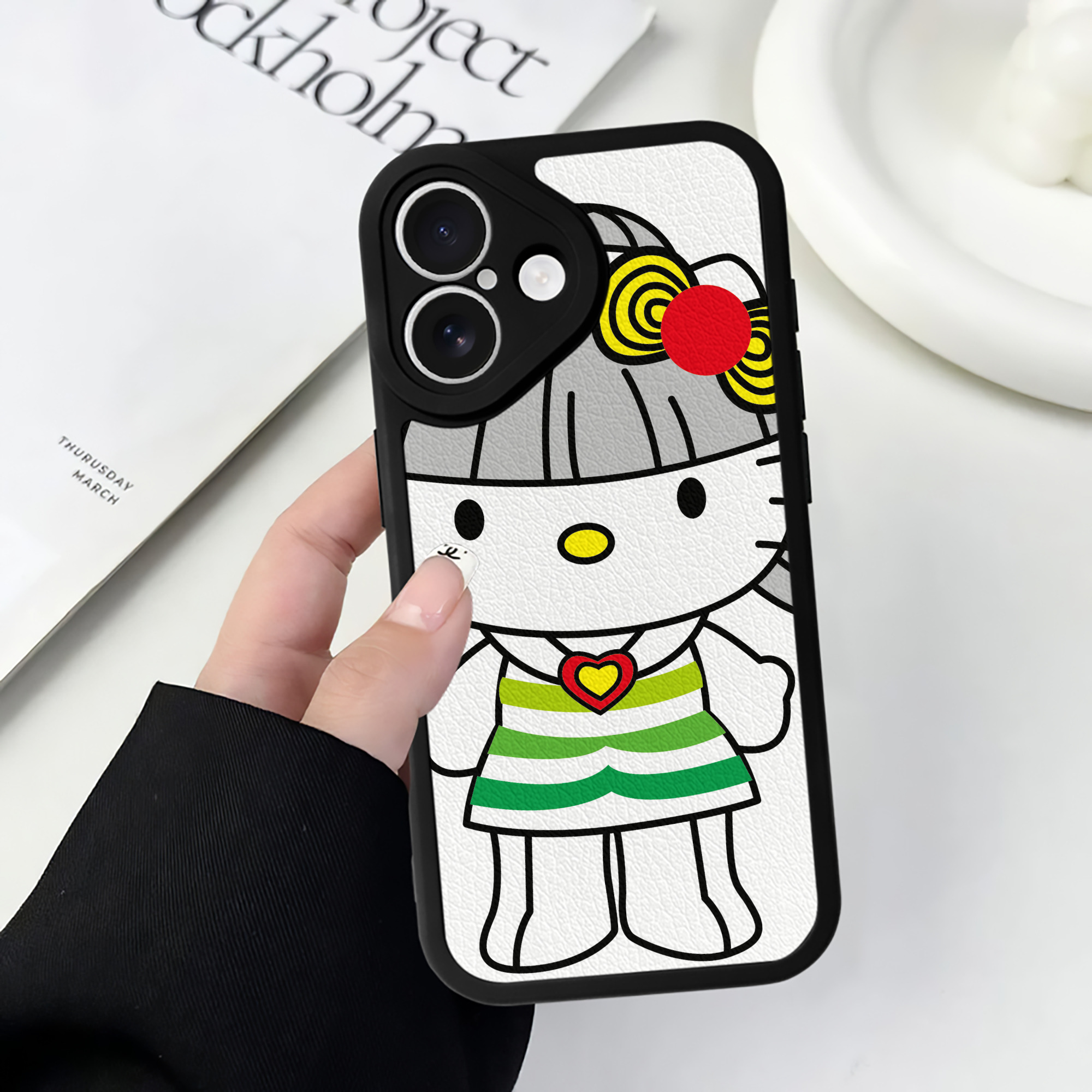 （画像用） Hello Kitty ハローキティ 【iPhone 16シリーズ対応】シリコンスマホケース（レザー調） 材質：シリコン